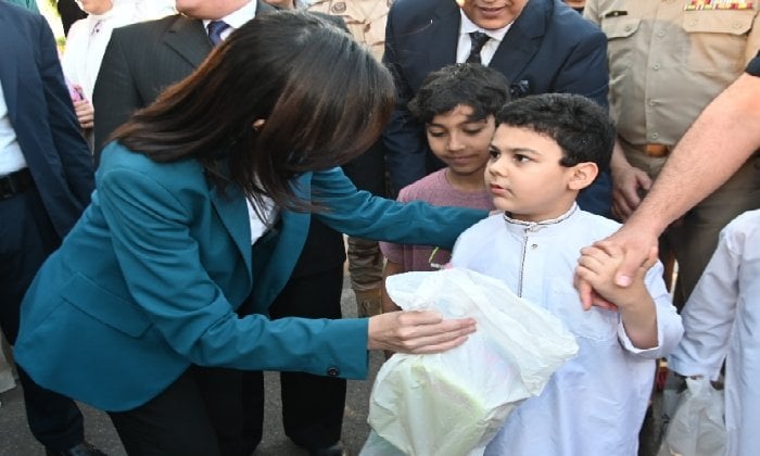 1749190684 721 محافظ البحيرة تُشارك المواطنين فرحة العيد وتوزع الهدايا على الأطفال