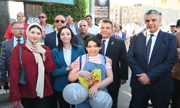 1749190685 310 محافظ البحيرة تُشارك المواطنين فرحة العيد وتوزع الهدايا على الأطفال