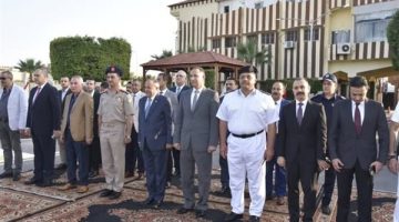 محافظ بورسعيد يزور قوات الأمن في أول أيام عيد الأضحى.. ويقدم التهنئة