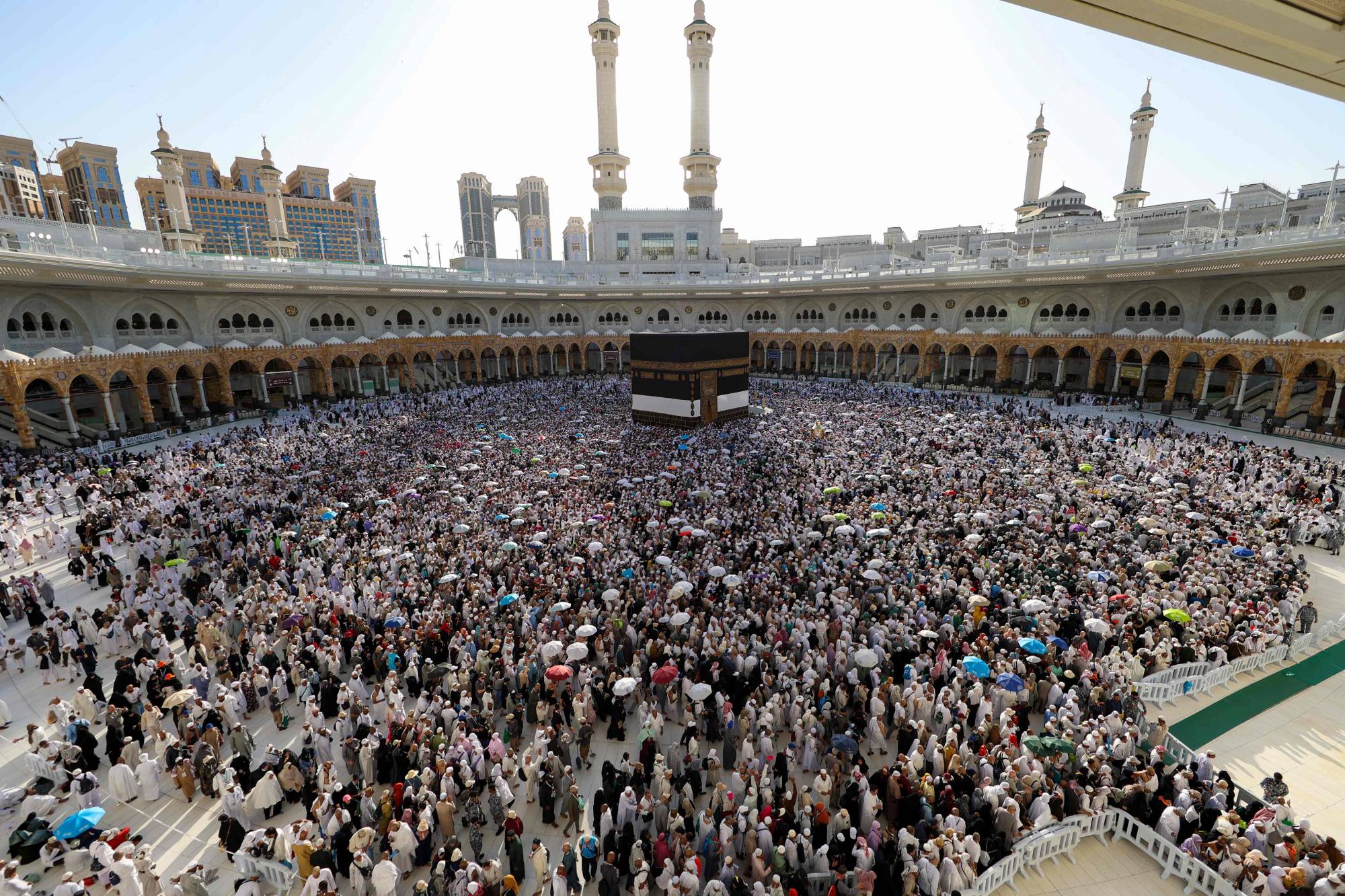 1749237516 682 الحجاج يؤدون طواف الإفاضة ويستكملون مناسكهم في مِنى