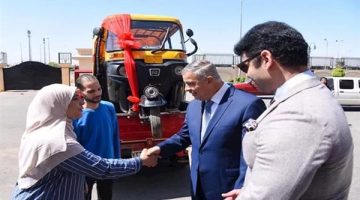محافظ الإسكندرية يسلّم “توك توك” جديد لسيدة متضررة من العاصفة