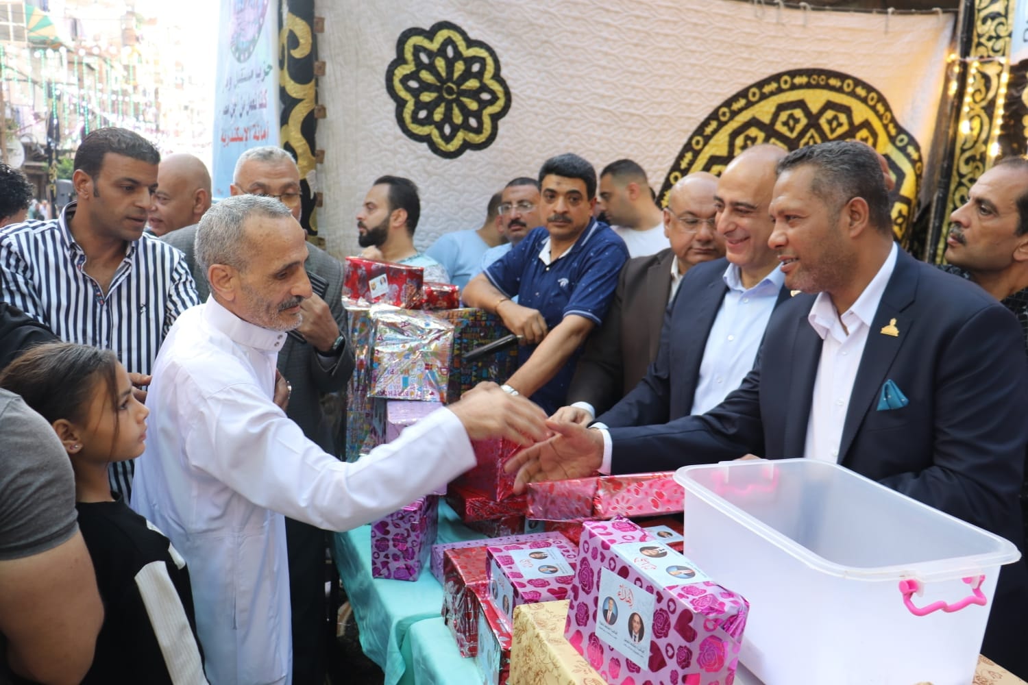 قد تكون صورة ‏‏‏٦‏ أشخاص‏ و‏نص‏‏