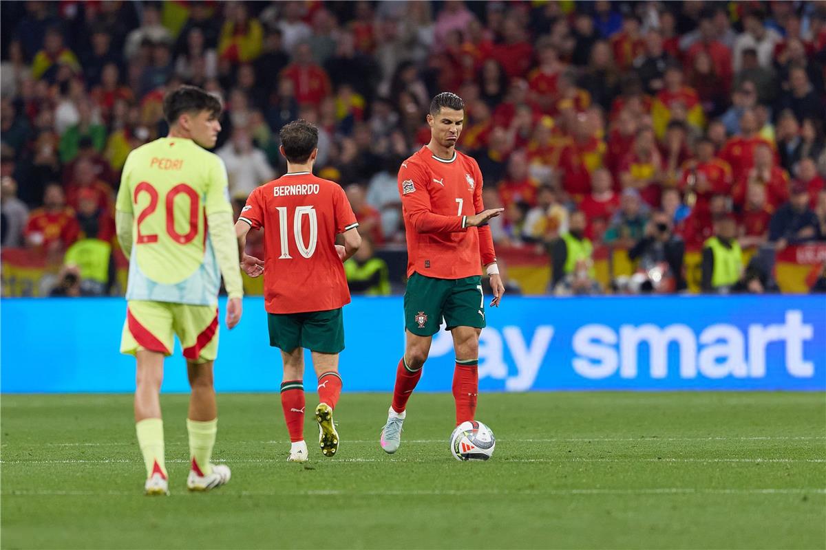 فيديو | وسط دموع رونالدو وسيناريو مثير.. البرتغال تحقق لقب دوري الأمم الأوروبية بركلات الترجيح أمام إسبانيا 5 فيديو | وسط دموع رونالدو وسيناريو مثير.. البرتغال تحقق لقب دوري الأمم الأوروبية بركلات الترجيح أمام إسبانيا