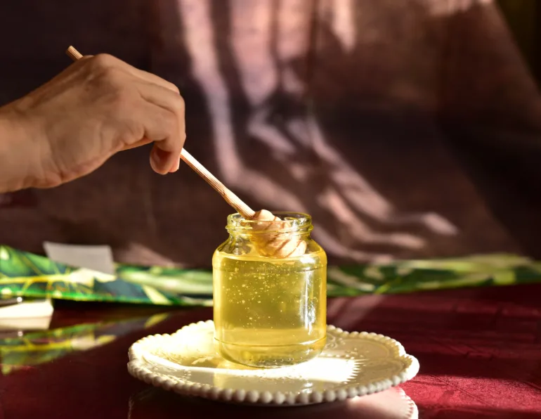 أيّهما تختار: داكن أم فاتح؟ لون العسل يكشف عن طعمه وجودته! 11 1749477055 485 أيّهما تختار داكن أم فاتح؟ لون العسل يكشف عن طعمه.webp
