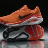 أناقة التنس تسيطر على الشوارع: 5 قطع أساسية يمكنك ارتداؤها في الغداء وأثناء التمرين 17 Nike Structure 26