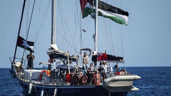وصول السفينة مادلين إلى سواحل مدينة أسدود برفقة زوارق تابعة للبحرية الإسرائيلية
