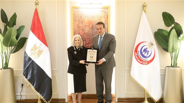 وزير الصحة يُكرم السفيرة هيفاء ابو غزالة تقديرًا لجهودها 5 وزير الصحة يُكرم السفيرة هيفاء ابو غزالة تقديرًا لجهودها