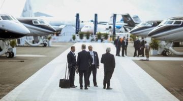 الضربة الإسرائيلية على إيران تهز الأسواق.. تراجع بأسهم الطيران والسياحة وقفزة في أسعار النفط