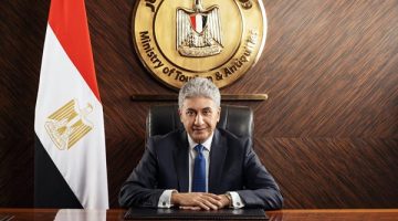وزير السياحة والآثار يتابع انتظام الحركة السياحية في مصر