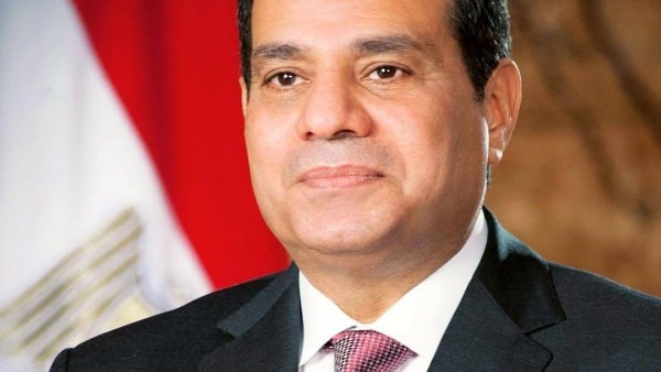 الرئيس السيسي يتبادل التهاني مع الحضور بصلاة عيد الأضحى 5 الرئيس السيسي يتبادل التهاني مع الحضور بصلاة عيد الأضحى