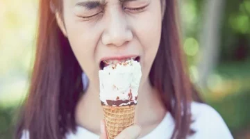الآيس كريم في الصيف- هذا ما يفعله بالأسنان