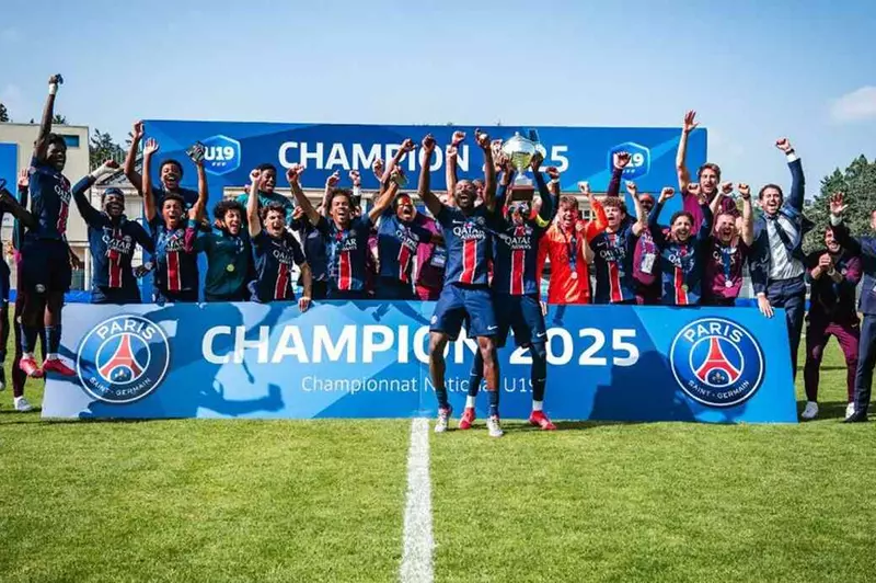 في وجود أبو الناي.. باريس يتوج بالدوري تحت 19 عاما 5 في وجود أبو الناي.. باريس يتوج بالدوري تحت 19 عاما