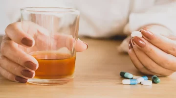 يؤدي لـ تليف الكبد.. احذر تناول المضادات الحيوية مع الكحول
