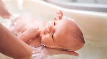 أخطاء يرتكبها الآباء أثناء استحمام أطفالهم.. اعرفها