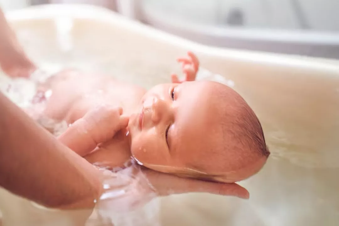 أخطاء يرتكبها الآباء أثناء استحمام أطفالهم.. اعرفها