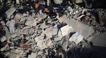 غارات إسرائيلية تستهدف مسجدا وسط غزة.. والمساعدات الإنسانية لا تزال محاصرة
