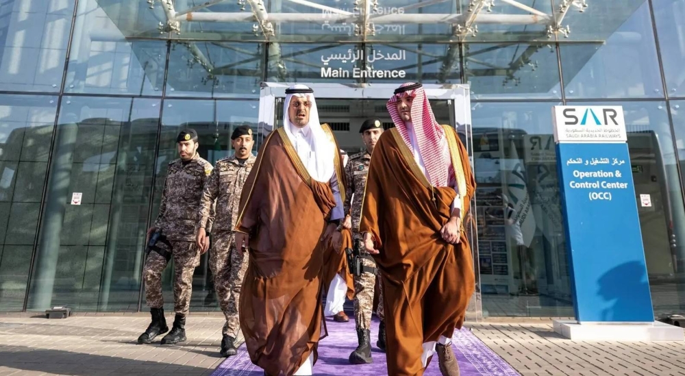 وزير الداخلية يتابع سير العمل في مركز العمليات والتحكم بقطار المشاعر في عرفات - أخبار السعودية 5 وزير الداخلية يتابع سير العمل في مركز العمليات والتحكم بقطار المشاعر في عرفات – أخبار السعودية