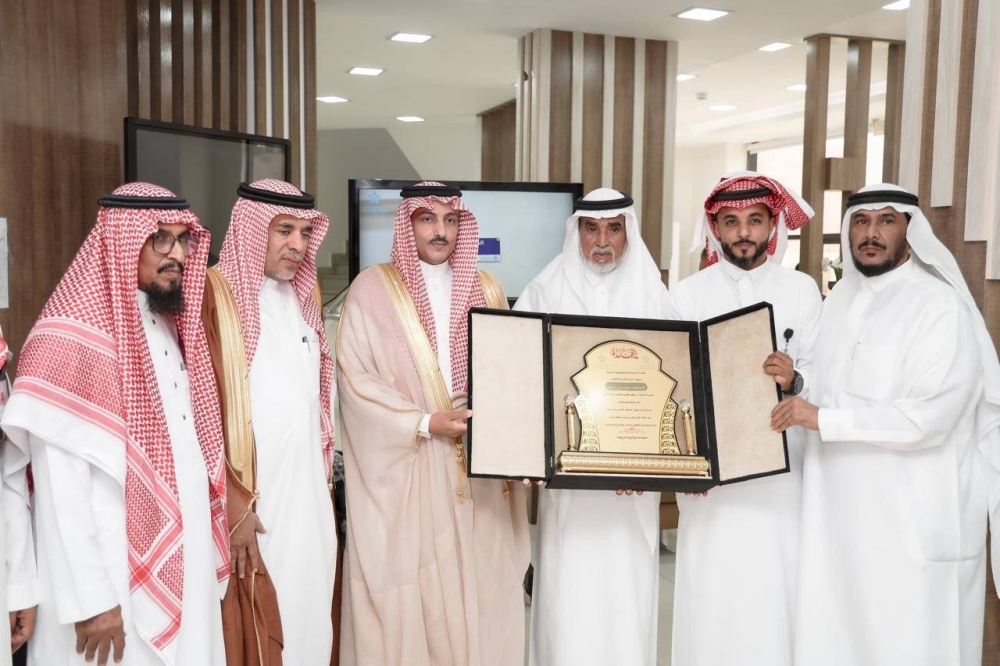 محافظ صامطة يكرّم مدير ومنسوبي مركز الرعاية الأولية بالدريعية - أخبار السعودية 5 محافظ صامطة يكرّم مدير ومنسوبي مركز الرعاية الأولية بالدريعية – أخبار السعودية