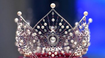 ملكة جمال ترفض تسليم التاج لخليفتها وتحرجها على الهواء – أخبار السعودية