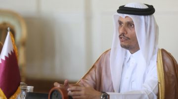 رئيس الوزراء القطري يصل البلاد.. والعبدالله في مقدمة مستقبليه