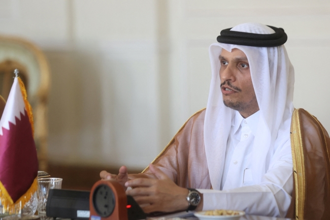 رئيس الوزراء القطري يصل البلاد.. والعبدالله في مقدمة مستقبليه