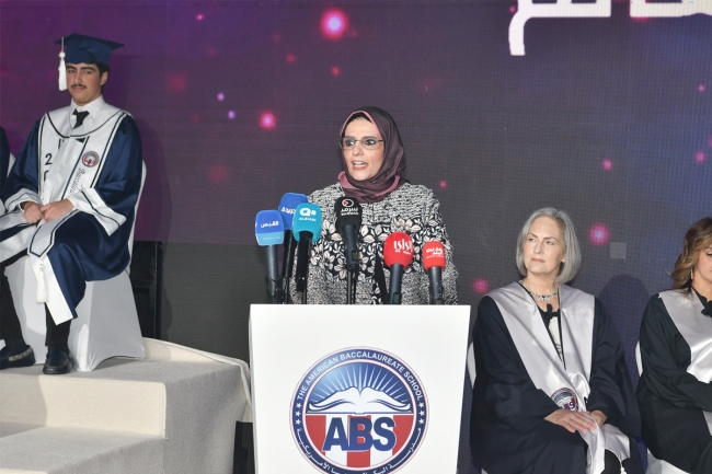 «البكالوريا الأمريكية» كرّمت 80 طالباً من خريجي الدفعة 17 5 «البكالوريا الأمريكية» كرّمت 80 طالباً من خريجي الدفعة 17