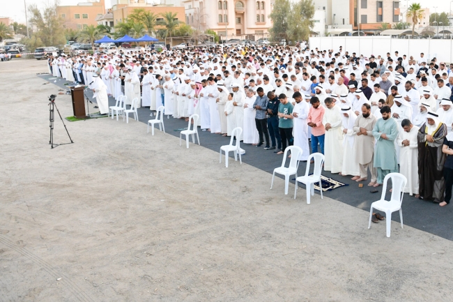 أهل الكويت يؤدون صلاة عيد الأضحى وسط أجواء روحانية مفعمة بالإيمان 5 أهل الكويت يؤدون صلاة عيد الأضحى وسط أجواء روحانية مفعمة بالإيمان