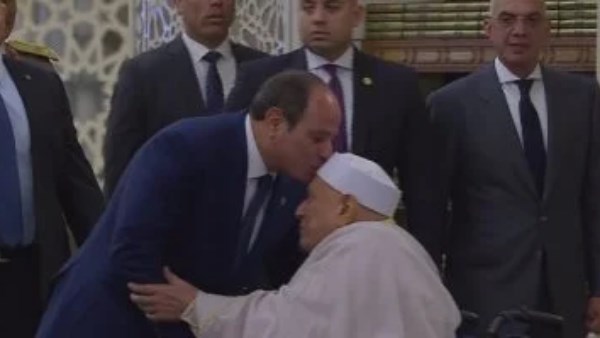 لفتة إنسانية.. الرئيس السيسي يقبل رأس الدكتور أحمد عمر هاشم خلال صلاة عيد الأضحى 5 لفتة إنسانية.. الرئيس السيسي يقبل رأس الدكتور أحمد عمر هاشم خلال صلاة عيد الأضحى