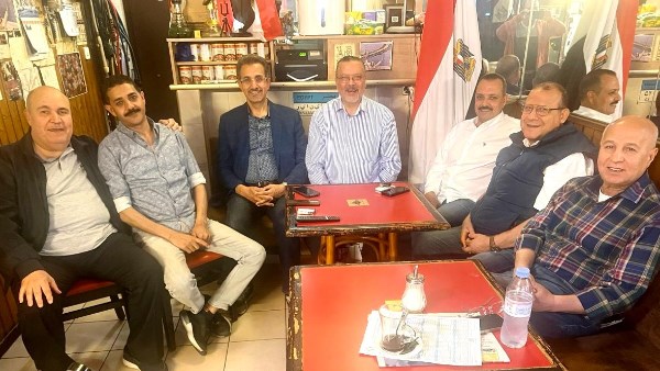 قيادات نقابية وعمالية تزور بيت العائلة المصرية بـ جنيف لتهنئتهم بالعيد 5 قيادات نقابية وعمالية تزور بيت العائلة المصرية بـ جنيف لتهنئتهم بالعيد