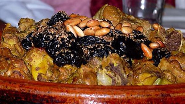 في عيد الأضحى.. دلّلي ضيوفك بطاجن اللحم المغربي بالبرقوق والعسل 5 في عيد الأضحى.. دلّلي ضيوفك بطاجن اللحم المغربي بالبرقوق والعسل