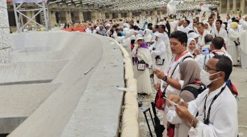 حجاج الجمعيات الأهلية يؤدون رمي الجمرات في أول أيام التشريق