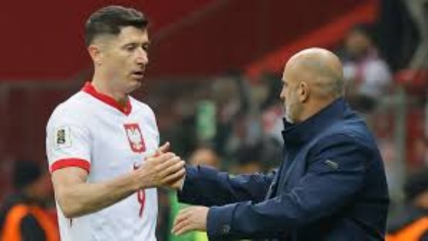 تداعيات أزمة ليفاندوفسكي.. استقالة ميكال بروبييرز من تدريب منتخب بولندا 5 تداعيات أزمة ليفاندوفسكي.. استقالة ميكال بروبييرز من تدريب منتخب بولندا