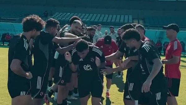 ترحيب قوي من لاعبي الأهلي بـ زيزو في المران الصباحي اليوم بأمريكا.. صور 5 ترحيب قوي من لاعبي الأهلي بـ زيزو في المران الصباحي اليوم بأمريكا.. صور