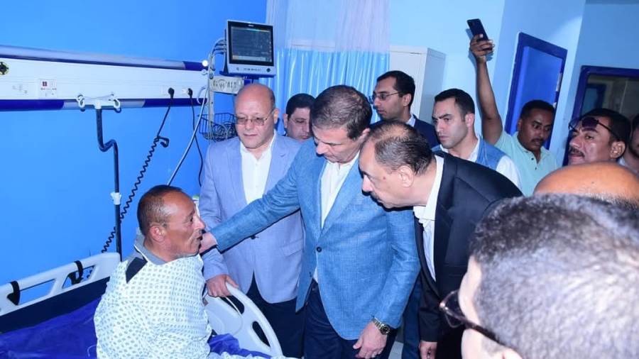 صدي الخليج | وزير الزراعة يزور مسئول حماية الأراضي المصاب بمستشفى سوهاج الجامعي 5 صدي الخليج | وزير الزراعة يزور مسئول حماية الأراضي المصاب بمستشفى سوهاج الجامعي