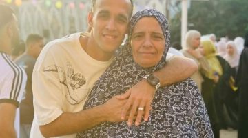 ناصر منسي يشارك متابعيه صورة مع والدته من صلاة العيد
