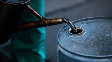 النفط يتجه لتحقيق مكاسب أسبوعية مع استئناف المحادثات التجارية بين أمريكا والصين