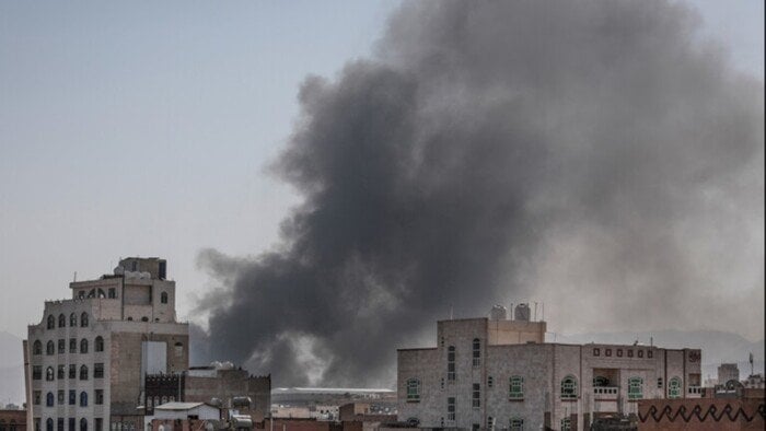 بحرية الاحتلال الإسرائيلية تقصف ميناء الحديدة 5 بحرية الاحتلال الإسرائيلية تقصف ميناء الحديدة
