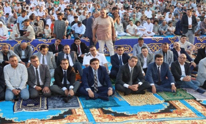 محافظ السويس يؤدي صلاة عيد الأضحى بقرية العمدة وسط حشد من القيادات والأهالي