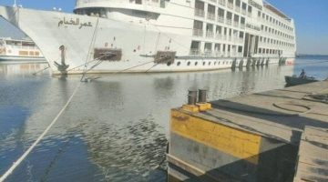 المقاولون العرب تنجح في رفع أكبر الفنادق العائمة ببحيرة ناصر باستخدام الوسائد الهوائية