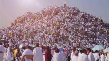 ضيوف الرحمن يرمون جمرة العقبة الكبرى بعد اكتمال خطط تفويجهم لمشعر منى لقضاء أيام التشريق