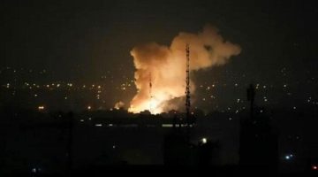 القناة 12: مقتل إسرائيلية و63 مصابًا جراء صواريخ إيرانية على وسط إسرائيل
