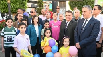 محافظ البحيرة تُشارك المواطنين فرحة العيد وتوزع الهدايا على الأطفال