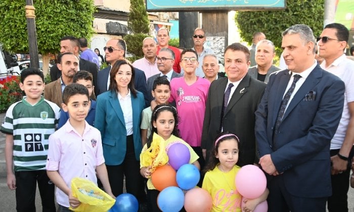 محافظ البحيرة تُشارك المواطنين فرحة العيد وتوزع الهدايا على الأطفال 5 محافظ البحيرة تُشارك المواطنين فرحة العيد وتوزع الهدايا على الأطفال
