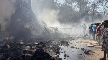 حادثة تحبس أنفاس العالم: صور مأساوية عن سقوط طائرة هندية من مطار أحمد آباد بعد إقلاعها