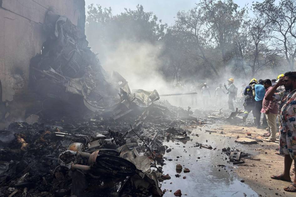 حادثة تحبس أنفاس العالم: صور مأساوية عن سقوط طائرة هندية من مطار أحمد آباد بعد إقلاعها 5 حادثة تحبس أنفاس العالم: صور مأساوية عن سقوط طائرة هندية من مطار أحمد آباد بعد إقلاعها