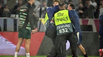 شاهد – مشجع يقتحم ملعب مباراة ألمانيا ضد البرتغال لالتقاط صورة مع كريستيانو رونالدو