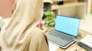 العمل عن بُعد.. اختصاصي يوضح لـ«عكاظ» الشروط ويؤكد: ليس بقرار شخصي