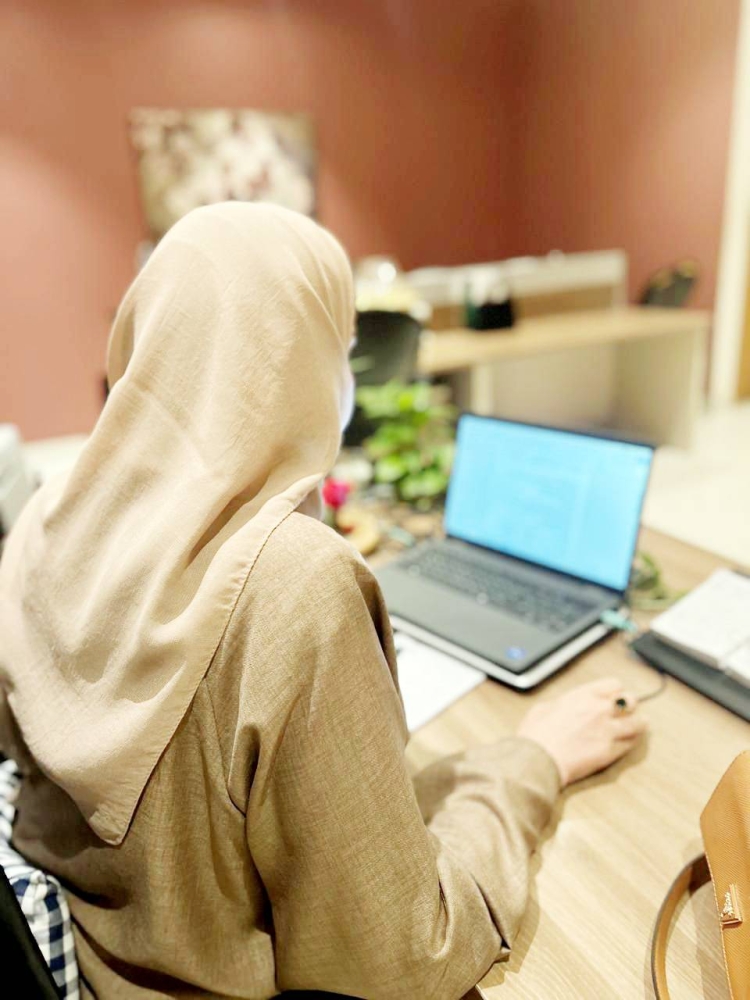 العمل عن بُعد.. اختصاصي يوضح لـ«عكاظ» الشروط ويؤكد: ليس بقرار شخصي