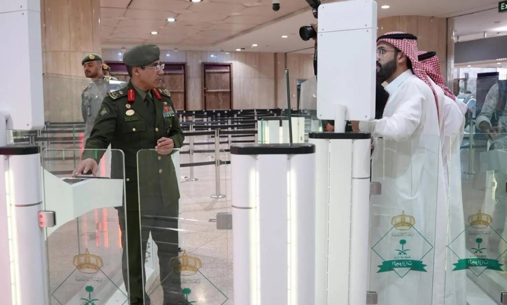 مدير عام الجوازات يتفقد سير العمل بصالات جوازات مطار الملك فهد الدولي اليوم