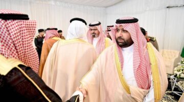 أمير جازان يلتقي مشايخ وأهالي الداير لبحث احتياجات المحافظة وتحسين الخدمات